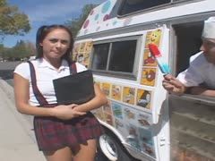 Schülerin verfällt den Eisverkäufer 