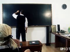 Schwarzhaariges Girl fickt ihren Lehrer in der Klasse