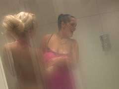 Blonde beim Dreier nach der Dusche
