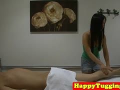 Asiatin sorgt bei Massage für ein Happy End