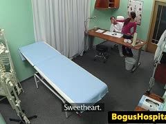 Rollige Ehefrau besucht Mann in der Arztpraxis