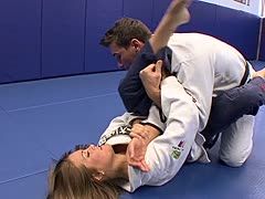 Teen wird vom Judolehrer auf die Matte gelegt