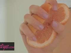 Orale- und Fingerspiele mit blonder und brünetter Lesbe