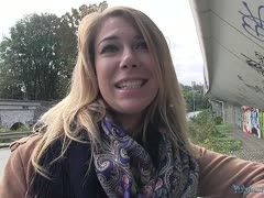 Blondes Amateurgirl im Freien und im Auto gebumst